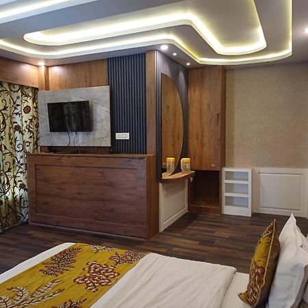 Hotel Manora Palace ศรีนาการ์ ภายนอก รูปภาพ