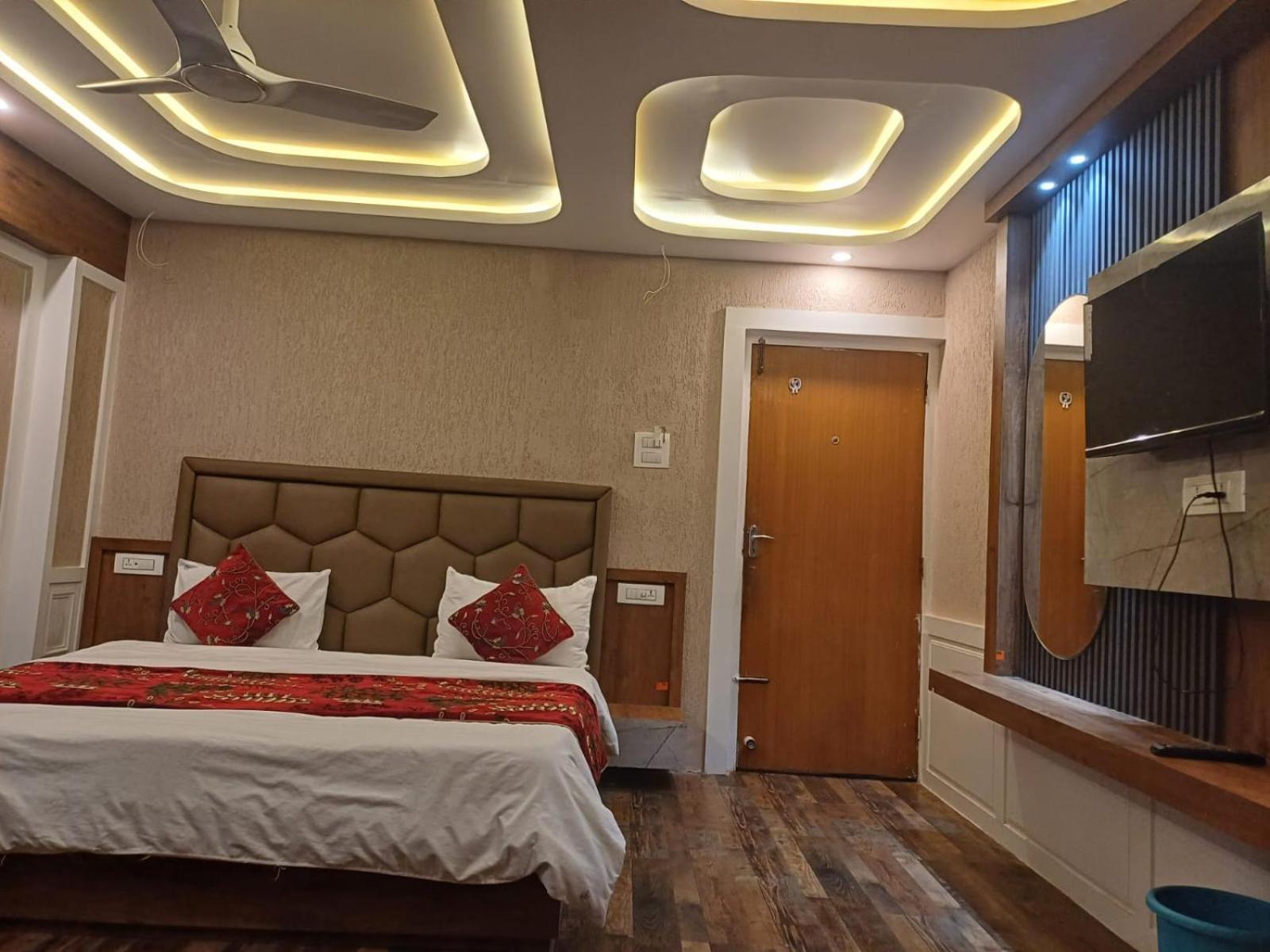Hotel Manora Palace ศรีนาการ์ ภายนอก รูปภาพ