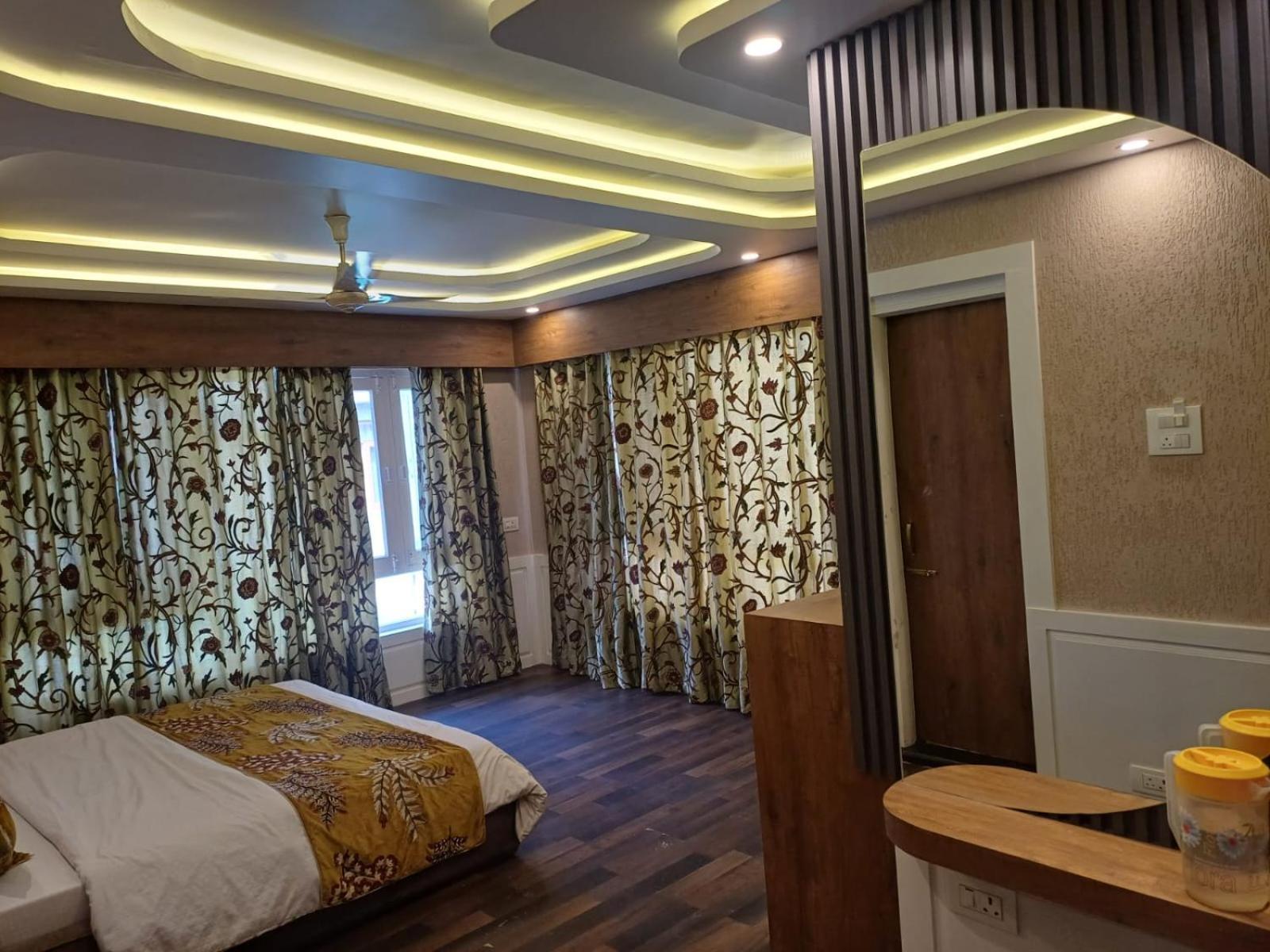 Hotel Manora Palace ศรีนาการ์ ภายนอก รูปภาพ