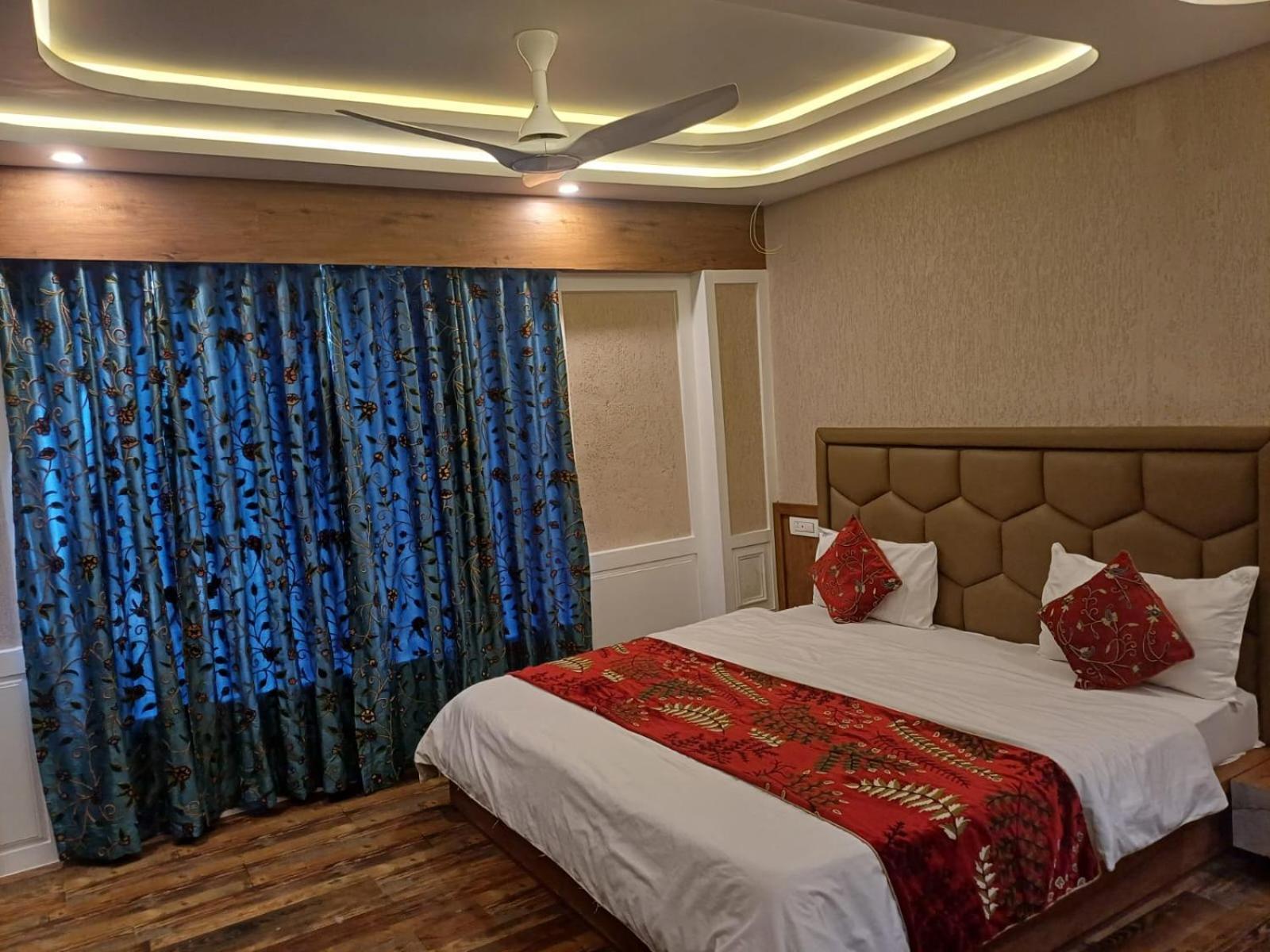 Hotel Manora Palace ศรีนาการ์ ภายนอก รูปภาพ
