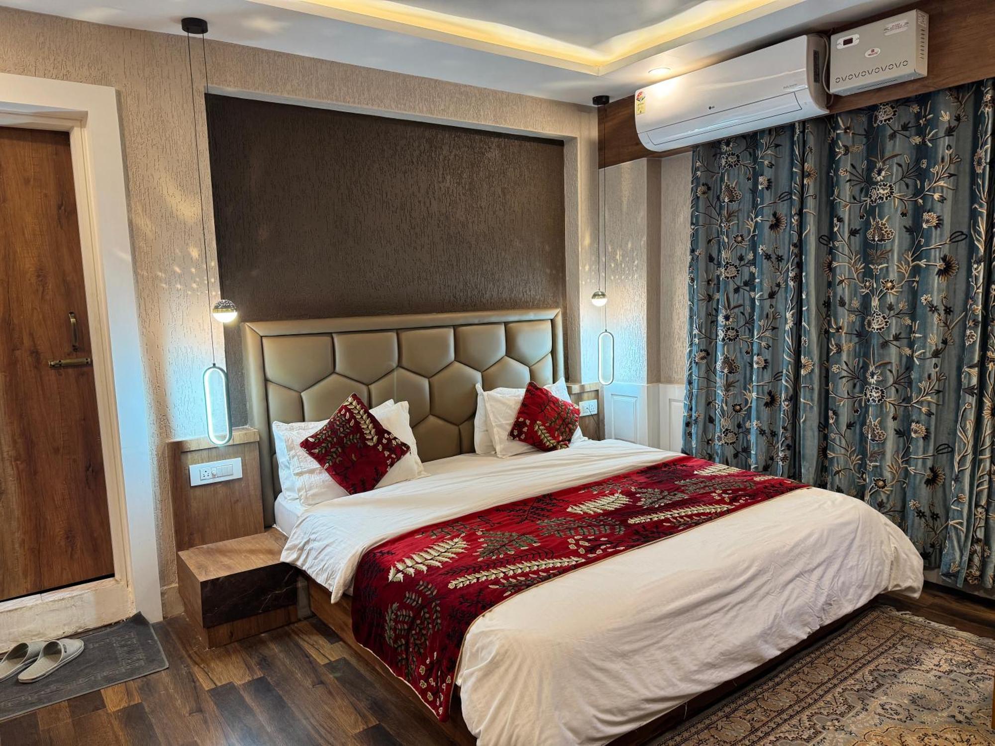 Hotel Manora Palace ศรีนาการ์ ภายนอก รูปภาพ